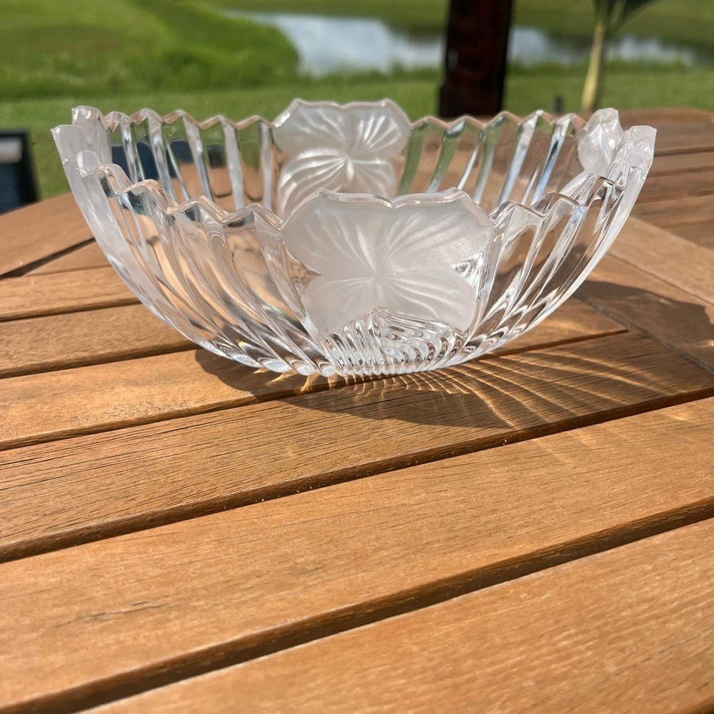 Mikasa Crystal Glass Bowl Frosted Flower Leaf Ribbed Sawtooth Edge Oval 7x5